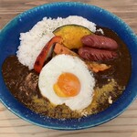 レクタングル カフェ - 牛すじ煮込カレー　ウィンナーと目玉焼きトッピング