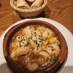 銀座びいどろ 池袋店 - エビのアヒージョ&バレンシア産バケット