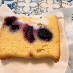 焼菓子工務店 - リコッタチーズミックスベリーケーキ　しっとりしていながら軽い食感であっというまに消えました。おいしい。