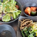 山形牛焼肉 牛兵衛 草庵 - サラダ、キムチ、ナムル