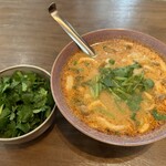 AKKA Thai cafe & eatery - トムヤムクンヌードル＋トッピングパクチー