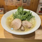 Yokohama Hommarutei - 本丸塩ら〜麺¥1000、春菊¥200