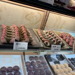 和菓子処 大角玉屋 - ショーケース内に並ぶ桜餅2種と道明寺