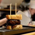 洋食 おがた - ミンチカツサンドを一旦休ませている状態