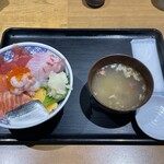 さかな屋食堂ウロコジュウ - 海鮮丼