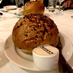 Morton's The Steakhouse - 料理写真:ヲニヲンブレッドもさることながら、添え物のバタがものすごく旨し。だが食い過ぎるとステーキを持て余すからほどほどに。