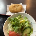 猫丸食堂 - ★かぼちゃコロッケ（¥170）とサラダ