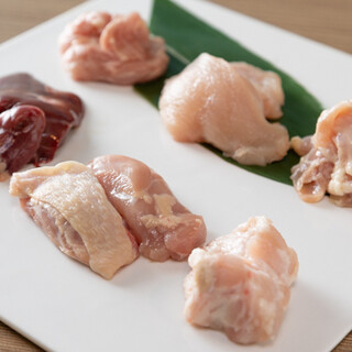 The whole bird is cut and served at the store! Delicious “Chicken Yakiniku (Grilled meat)” boasting freshness