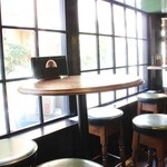 Public House The Royal Scotsman - ソファー席の反対側はタイテーブルになっています。4名様テーブル×2つ、2名様テーブル×1席です