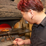 ALBAR - ピザ窯でピザを焼くシーン
