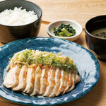 Moist and tender chicken thigh set meal with sesame and ponzu sauce