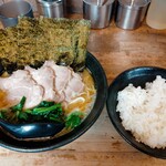 家系ラーメン 傳助 - 