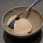 Suju Indigo - 白桃シャーベット (400円)。桃の味がとても濃く感動的味わい。普通のシャリッとしたシャーベットとアイスクリームの中間くらいの滑らかな食感。