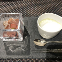 シェ松尾 新宿京王店 - 生ハムと熱々のグリンピースのスープ