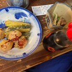 パーラー 小やじ - ズッキーニとトマトの天ぷら、島らっきょの塩漬け
