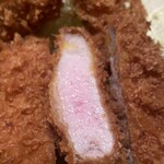 Tonkatsu Masaru - 特上ロースの断面はほんのりピンク色です。