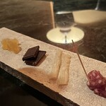 Bar Le Salon - チャームの林檎のドライフルーツ、チョコレート、熟成パルミジャーノ･チーズスティック、熟睡サラミ。