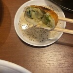 ホワイト餃子 はながさ - 私の好みは酢コショウ、からの味変のラー油投入