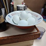 八ちゃんラーメン - カウンター席。
      ゆで卵。