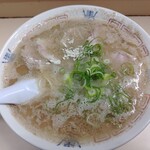 八ちゃんラーメン - で、到着。
                                チャーシュー麺　900円。