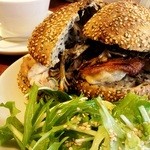 パーラー江古田 - チキンとまいたけ、ゴマパンでサンドイッチ