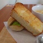 Pan Koubou Ando Kafe Esupowaru - ▷パン
                      ◯トースト
                      切れ目を入れてコンガリと焼かれていて
                      マーガリンが塗られていた
                      
                      これは結構
                      モッチリとしていて上質なトーストだよねえ♪