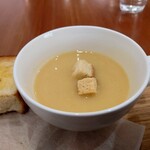 パン工房&カフェ エスポワール - ◯スープ
良く煮込まれてる感と旨味のある
クリームポタージュスープとなる
大きめの自家製パンによる
クルトンが2個載っててその食感もいい感じ
多分アサリの様な旨味があるなあ
なので美味しいよねえ♪