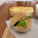 パン工房&カフェ エスポワール - ◯ツナサンド
ベーグルにマヨネーズ和えのツナとレタスが挟まれている

このお店のパン自体が美味しいなあ♪
そしてツナと合わされている
間違いのない旨さ