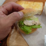 パン工房&カフェ エスポワール - 開いてみた

このパンがドリンク代だけで付いてくるのは
凄くありがたい