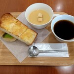 パン工房&カフェ エスポワール - 濃い目なのかキーコーヒーにしては苦みクッキリ
酸味爽やかな味わい

このおっさん、コーヒー濃い目も好きだから

後からは入れられないけれど
ミルクを入れたら、より飲みやすいかも❔とは思える
