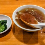萬珍軒 - スープとキュウリ