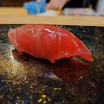 さか本 鮨 - 赤身はねっとりと旨味が凝縮