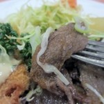 洋食屋とまと畑 - お肉は焼肉タイプのステーキ、醤油ベースのタレが効いたステーキです。
