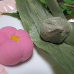 加賀旬彩　梅八 - 笹の葉の中身は草団子でした