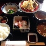 山水 - 昼膳 1570円