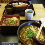 大吉寿司 - まぐろユッケ丼とカレーうどん。