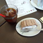 アルカンシェル - アイスコーヒーと果物とクリームたっぷりロールケーキ