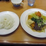 洋食屋とまと畑 - 間もなくこの日の日替わりランチのメインプレートとご飯が手元に運ばれてきました。
