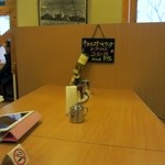 洋食屋とまと畑 - ランチ時とあって店内のテーブル席は満席、幸いに中央の長いカウンター席に空席があったので其処に座らせていただいてランチです。
