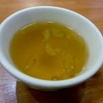 洋食屋とまと畑 - 先ずはランチのスープ、コンソメタイプのカップスープをいただいてお腹を癒します。
