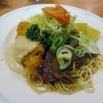洋食屋とまと畑 - この日の日替わりランチのメインはサラダとパスタとお肉と魚のフライが一緒のお皿に盛りつけられてました。
