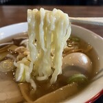 会津喜多方ラーメン 坂新 - 麺は中太ちぢれ麺