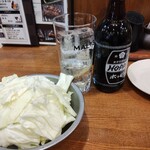 大衆焼肉酒場 こがね - ホッピーセット＋お通しのキャベツ