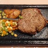 ステーキしおや - 熱いので、串はおしぼりで引っこ抜きます。