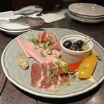 TRATTORIA BASIL - 前菜盛り合わせです。写真右下の酢漬け野菜がちゃんと酸っぱくて美味しかったです！温度も適温で、冷たかったりしなかったので安心しました。