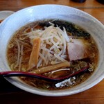 中華料理 濃河 - 醤油ラーメンのアップ