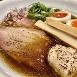 横浜淡麗らぁ麺 川上 - 「特製醤油らぁ麺」のアップ…