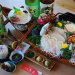 Harachuu - ★舟盛りは５２５０円から。人数、お好みにあわせて調理できます。詳しくはスタッフまで。これにご飯（２１０円）、味噌汁（２１０円）、漬物（４２０円）など、つけられます！