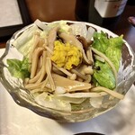 川庄 - 「サラダ」、ランチに提供されます…