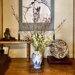 川庄 - 店内③、大将ご自身が活けるそうです…